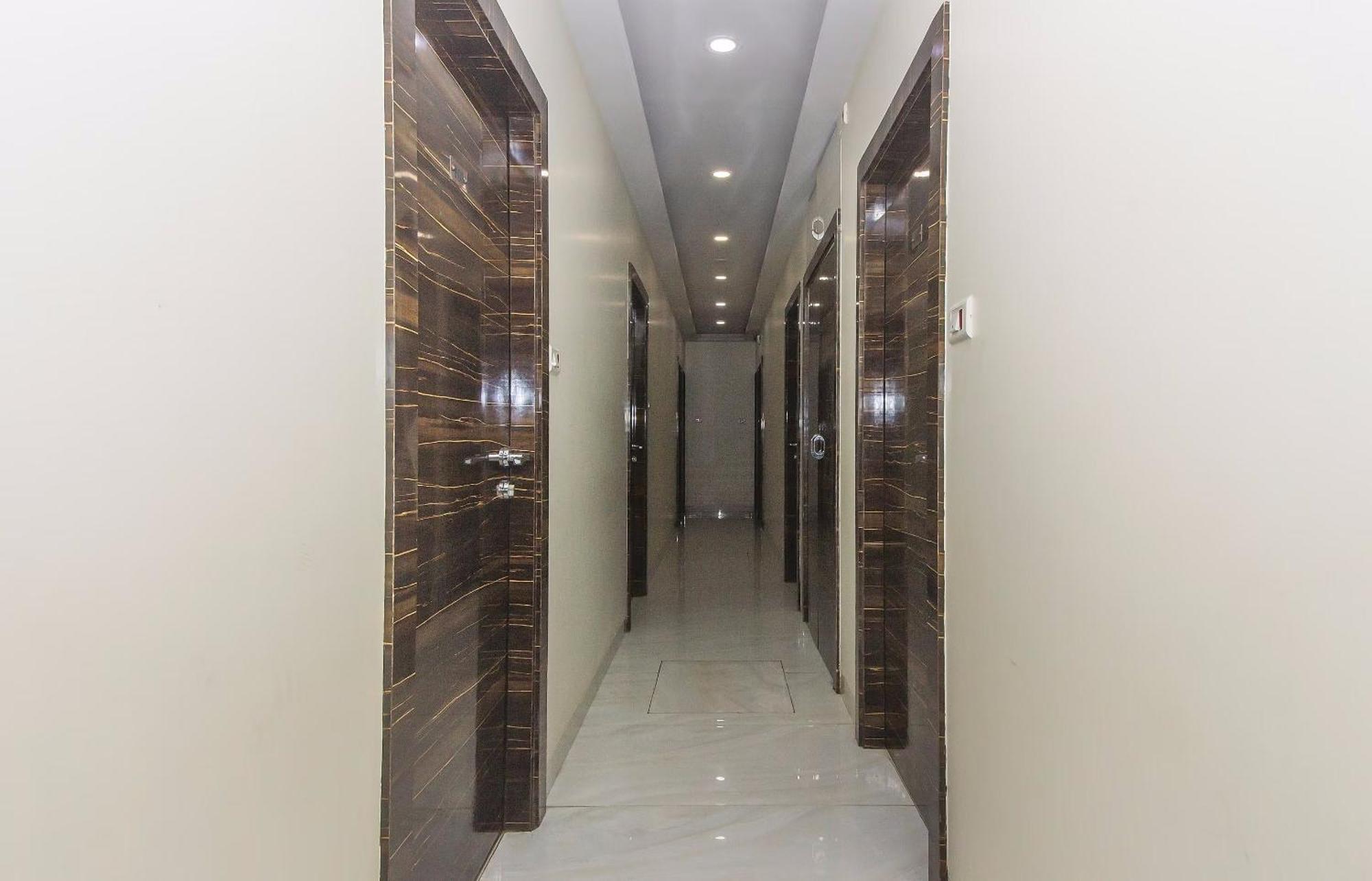 Capital O Hotel Pearl Near Us Embassy Bombaim Exterior foto